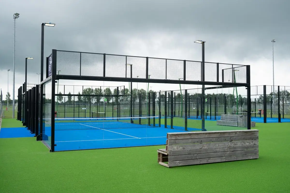 Outdoor Panorama padelbaan, Nederlandse kwaliteit, 10 jaar garantie, gekitte glasplaten, Zaltbommel, geproduceerd door I-Padel