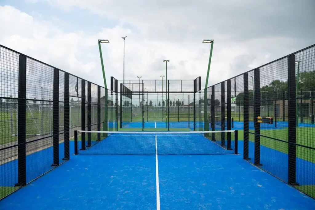 Outdoor Single padelbaan van I-Padel met 10 jaar garantie, geproduceerd in Nederland