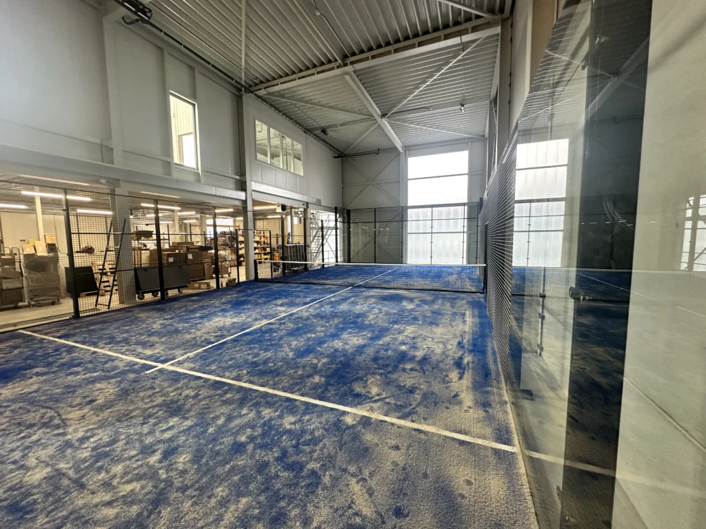 Maatwerk indoor padelbaan gerealiseerd in bedrijfspand van Verma in Veldhoven